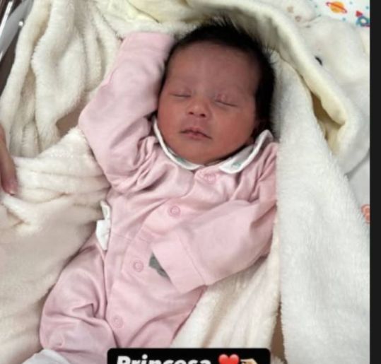 Bia Miranda atualiza estado de Maysha: - <i>Já está no bercinho, já está usando roupa</i>. Veja o que sabemos sobre o estado de saúde da caçula da influenciadora