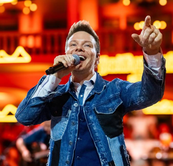 Michel Teló transforma clássicos da música em <i>Sertanejinho do Teló</i> : <i>Feito para se divertir e dançar</i>