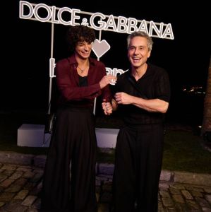 Pai e filho em <i>Vale Tudo</i>, Alexandre Nero e Pedro Waddington posam juntos em evento repleto de estrelas