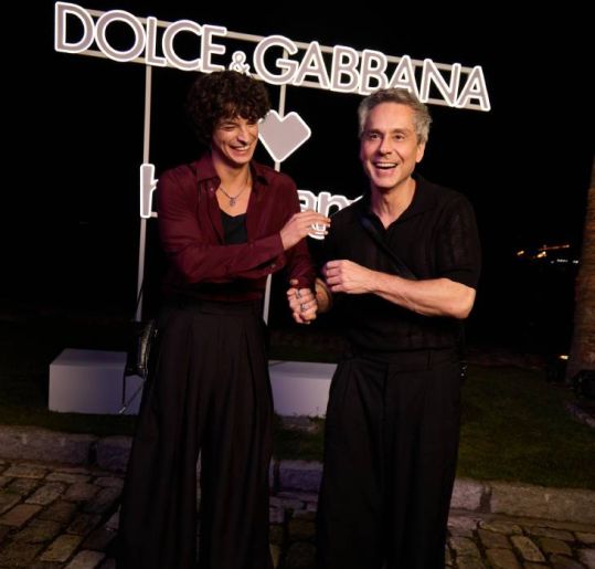 Pai e filho em <i>Vale Tudo</i>, Alexandre Nero e Pedro Waddington posam juntos em evento repleto de estrelas