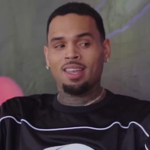 Suspeito de atacar produtor com garrafa, Chris Brown é preso em Manchester