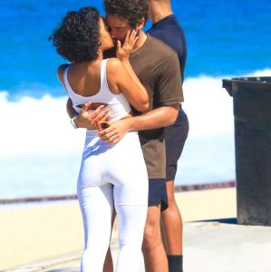 Em <i>Vale Tudo</i>, Maria de Fátima e Afonso trocam beijos apaixonados em dia de praia. Veja as fotos!