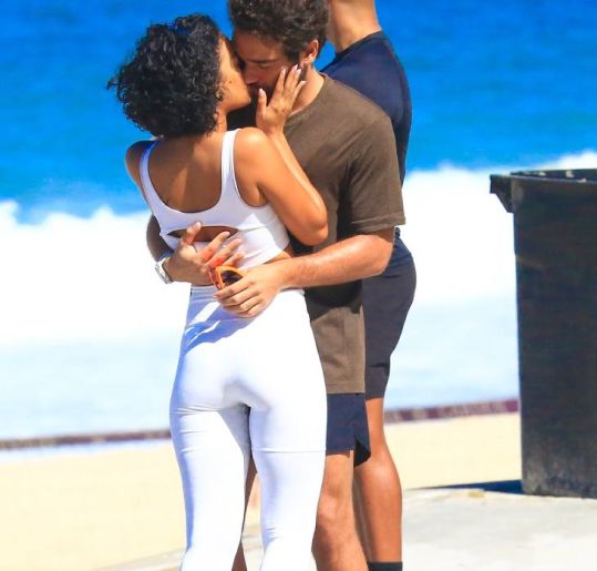 Em <i>Vale Tudo</i>, Maria de Fátima e Afonso trocam beijos apaixonados em dia de praia. Veja as fotos!
