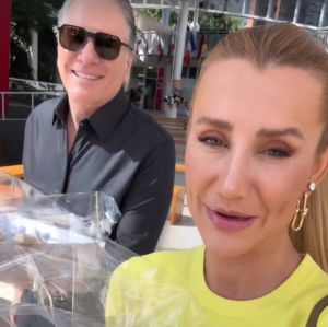 Ana Paula Siebert e Roberto Justus carregam caixas de <i>cupcakes</i> para festinha de Vicky na escola