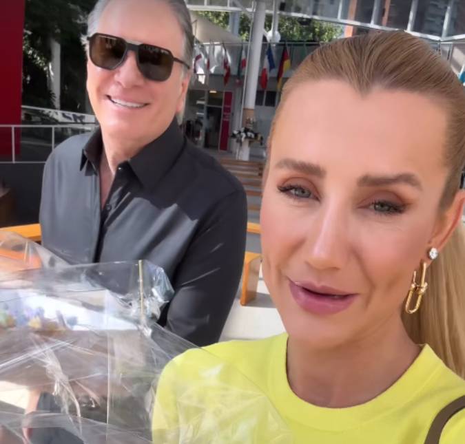 Ana Paula Siebert e Roberto Justus carregam caixas de <i>cupcakes</i> para festinha de Vicky na escola