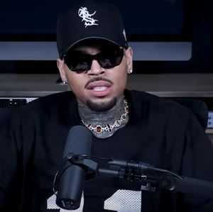 Acusado de agressão, Chris Brown passa por audiência e permanecerá preso