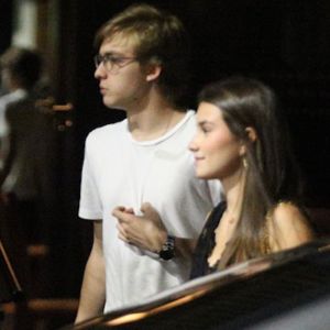 Joaquim Huck e namorada curtem jantar com amigos no Rio de Janeiro