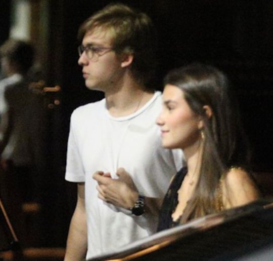 Joaquim Huck e namorada curtem jantar com amigos no Rio de Janeiro
