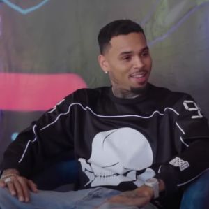 Chris Brown seguirá sob custódia em Londres, Reino Unido, até a próxima audiência