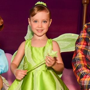 Ana Paula Siebert mostra detalhes do vestido usado por Vicky Justus em aniversário