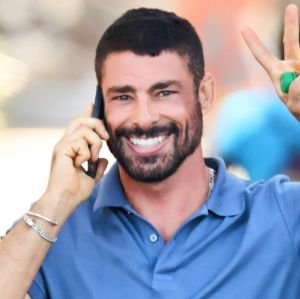 Completando 45 anos de idade, Cauã Reymond chama atenção com cliques nas redes sociais: <i>Mais gato de todos</i>