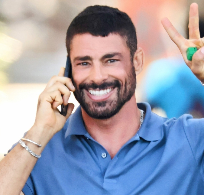 Completando 45 anos de idade, Cauã Reymond chama atenção com cliques nas redes sociais: <i>Mais gato de todos</i>