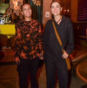 Maria Casadevall faz rara aparição pública com a namorada em aniversário de Jayme Monjardim; veja os famosos que estiveram por lá
