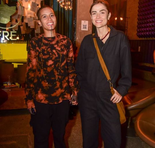 Maria Casadevall faz rara aparição pública com a namorada em aniversário de Jayme Monjardim; veja os famosos que estiveram por lá