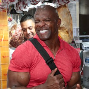 Terry Crews visita o Mercado Municipal de São Paulo e come famoso sanduíche de mortadela