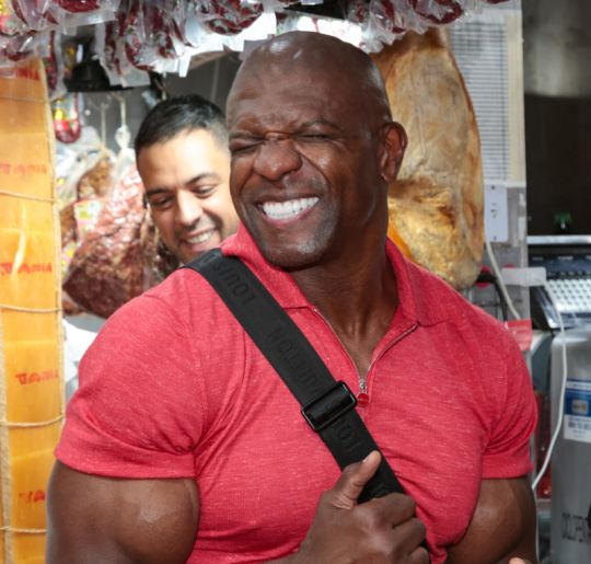 Terry Crews visita o Mercado Municipal de São Paulo e come famoso sanduíche de mortadela