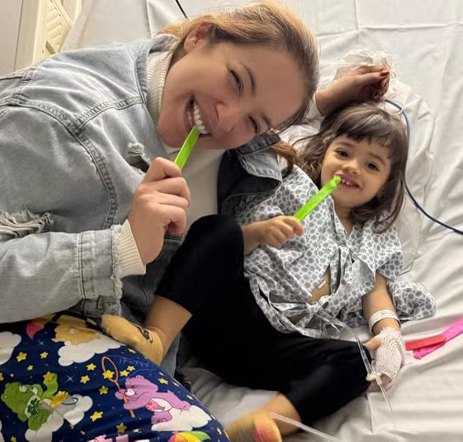 Renata Domínguez revela que filha teve alta da UTI após dois dias no hospital: <i>Um susto enorme!</i>