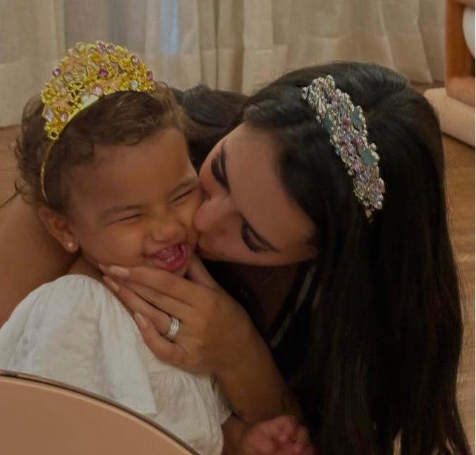 Bruna Biancardi encanta internautas ao mostrar clique com coroa de princesa ao lado de Mavie. Confira os melhores momentos da pequena, filha de Neymar Jr. e da influenciadora