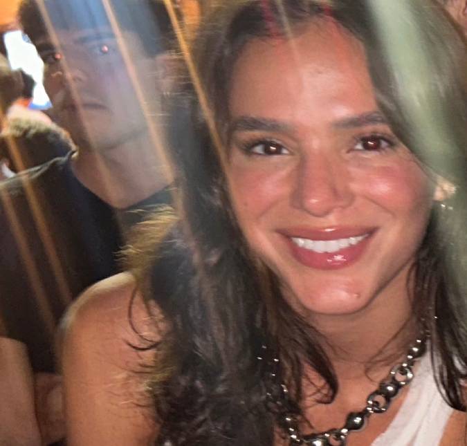 Bruna Marquezine aproveita noite carioca em bar e é tietada por fãs