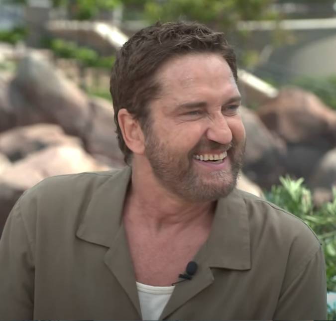 Em clima de Festa Junina, Gerard Butler experimenta cachorro-quente e aprova: <I>Muito bom</i>