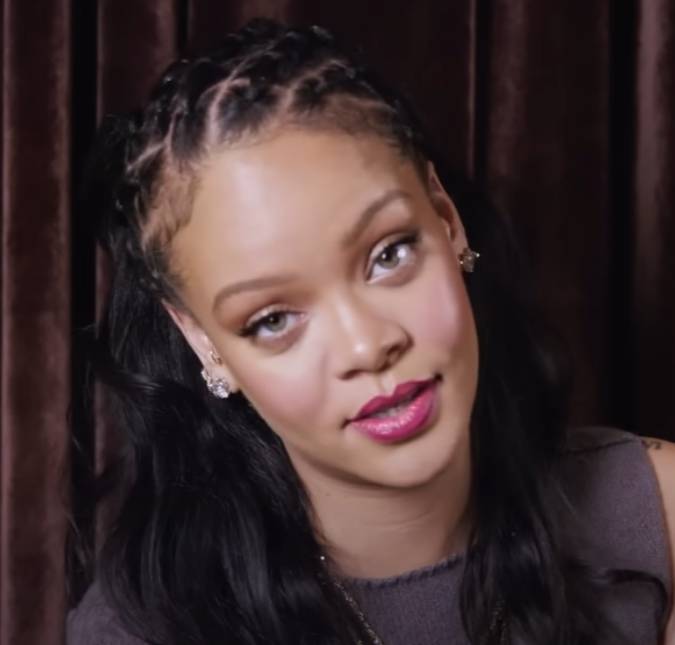 Rihanna brinca de esconder a barriga em ensaio de biquíni durante terceira gravidez