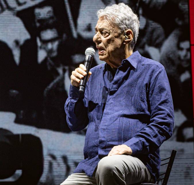 Chico Buarque de Holanda faz cirurgia com neurocirurgião, diz colunista