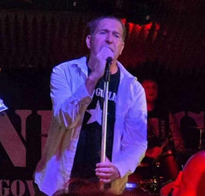Cantor britânico, Colin Jerwood morre e família pede que fãs não compareçam a funeral