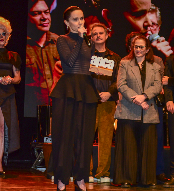 Débora Falabella, Chay Suede e mais famosos recebem prêmios da </i>APCA</i> 2025