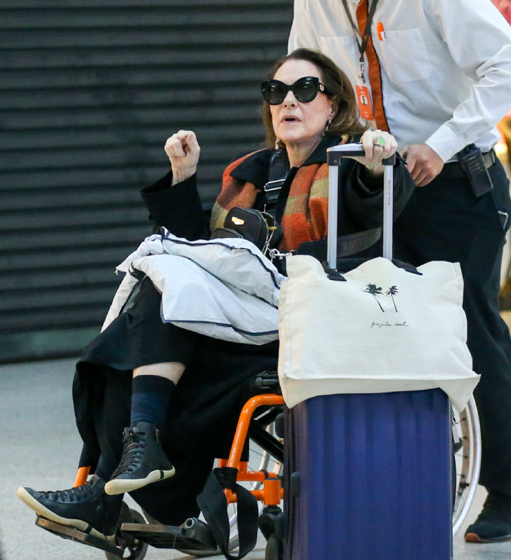 No elenco de <I>Êta Mundo Melhor</i>, Elizabeth Savalla é vista andando de cadeira de rodas no aeroporto
