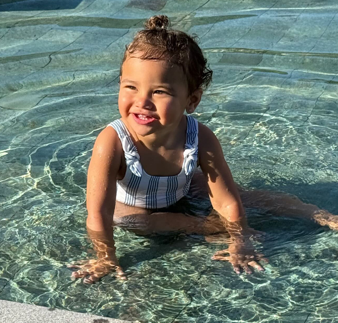 Mavie curte dia na piscina e encanta internautas com sorrisão. Confira os melhores momentos da pequena, filha de Neymar Jr. e Bruna Biancardi