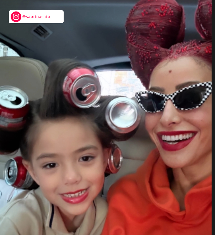 Zoe faz graça ao lado de Sabrina Sato ao aparecer com penteado diferentão. Confira as extravagâncias da pequena