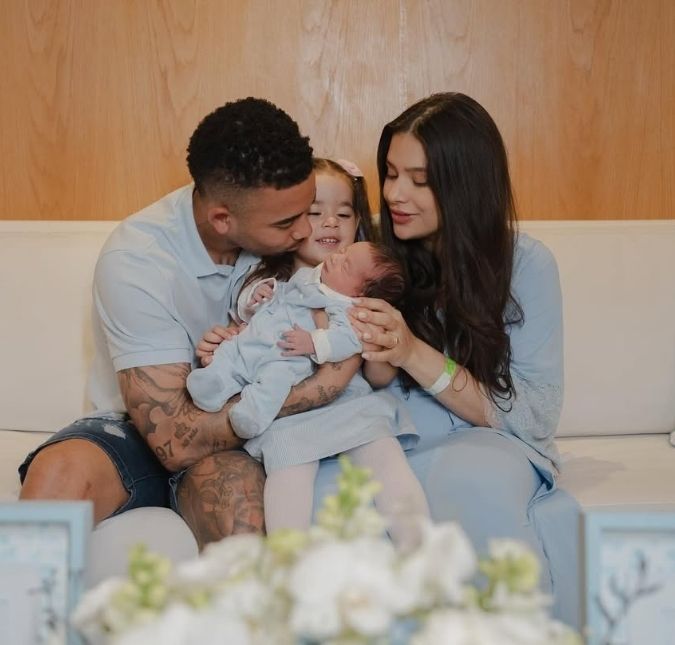 Gabriel Jesus e Raiane Lima anunciam nascimento de segundo: <i>Estávamos ansiosos pela sua chegada</i>. Veja os herdeiros dos famosos que nasceram em 2025
