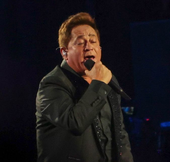 Leonardo é atingido por fã durante <i>show</i> e reação surpreende; assista