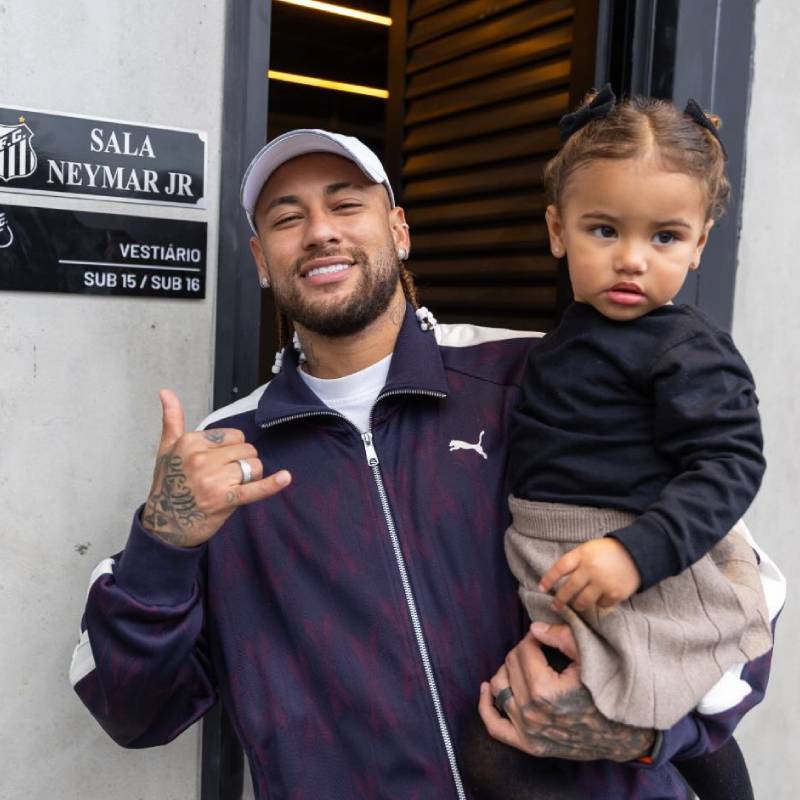 De volta ao trabalho, Neymar Jr. leva Mavie ao CT do <i>Santos</i> . Confira os melhores momentos da pequena