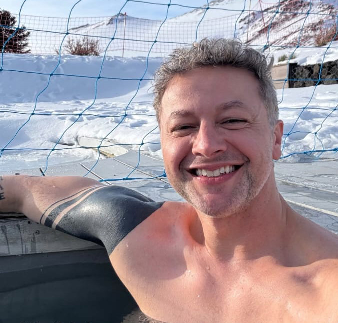 Lucas Lima posta foto em piscina no meio da neve e brinca: <i>Essa não conta como biscoito</i>