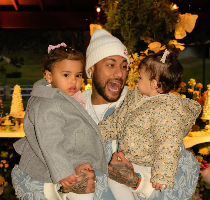 Neymar Jr. se derrete pelas filhas em novo clique: <i>Princesinhas do papai</i>