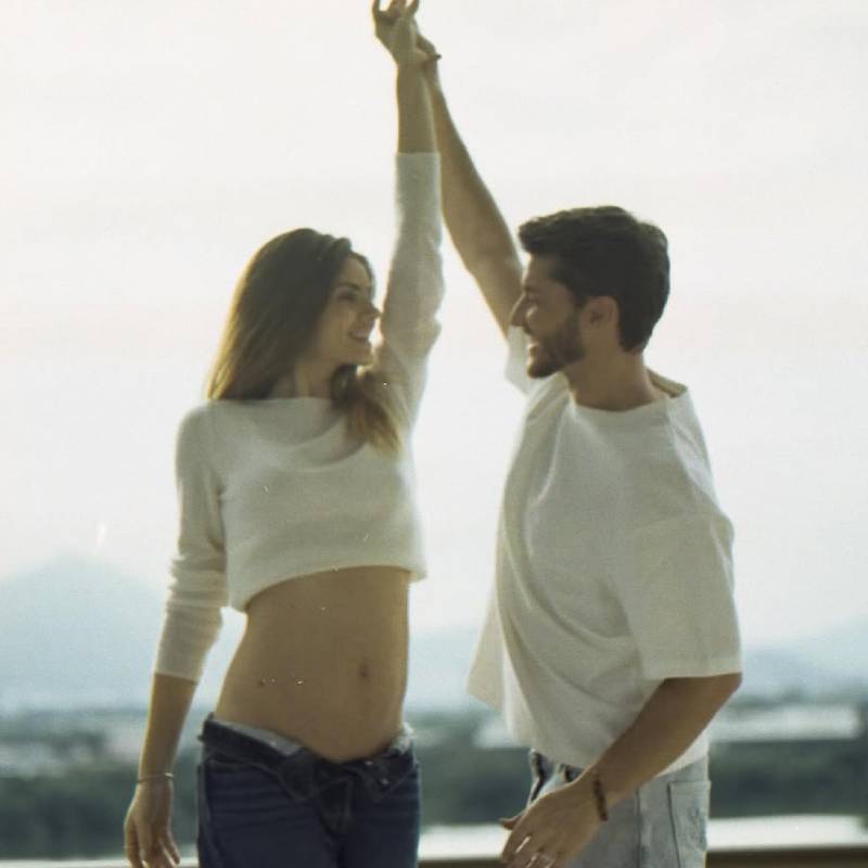 Camila Queiroz e Klebber Toledo esperam primeiro filho: <I>Amor da nossa vida</i>. Veja os famosos que anunciaram a gravidez em 2025!