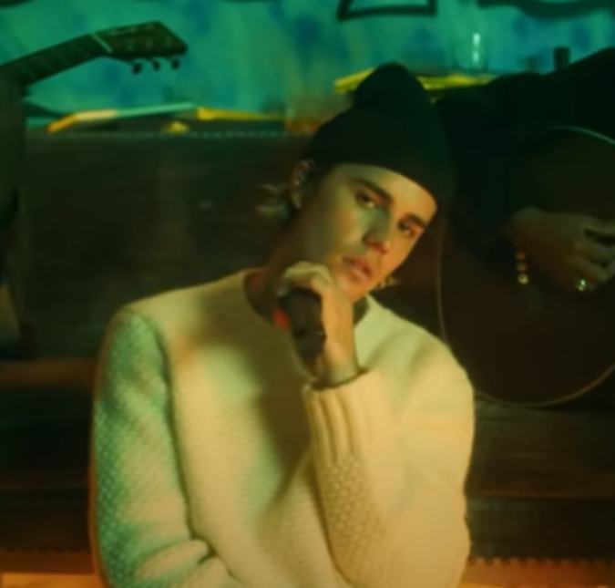 Momentos com paparazzi, citações sobre casamento... Confira detalhes sobre o novo álbum de Justin Bieber