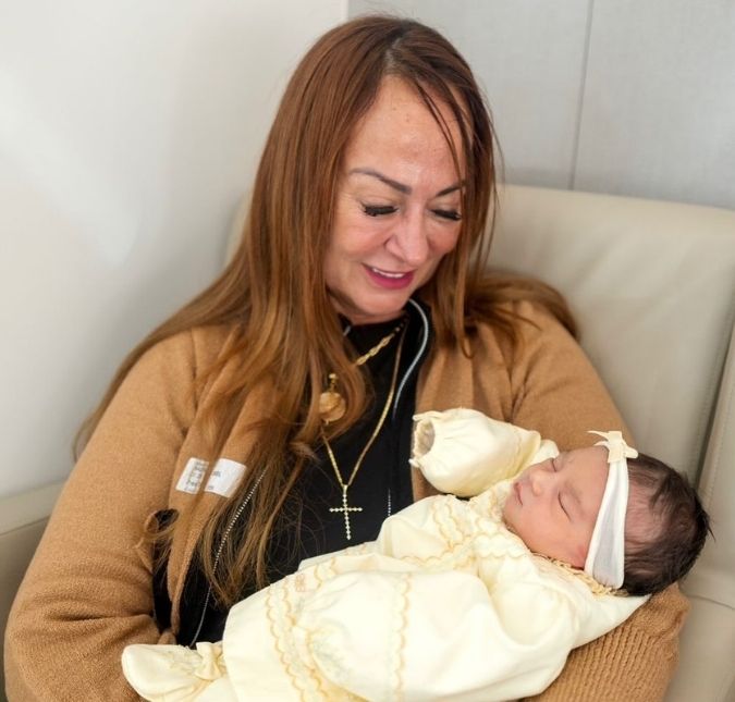 Mãe de Neymar Jr., Nadine Gonçalves posa com a neta caçula, Mel: <i>Sinta-se amada</i>