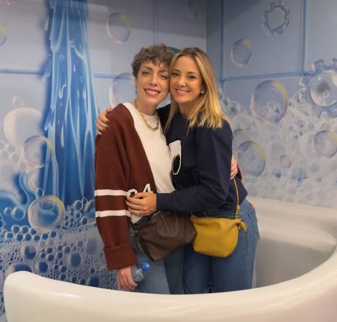 Passeio em família! Fabiana Justus leva filhas ao museu acompanhada da ex-madrasta, Ticiane Pinheiro