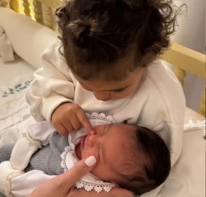 Irmã mais velha! Mavie encanta <i>web</i> ao aparecer fazendo carinho na irmã, Mel