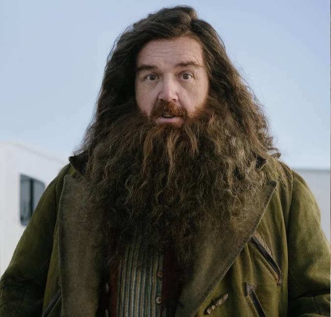Nick Frost aparece caracterizado de Rúbeo Hagrid pela primeira vez