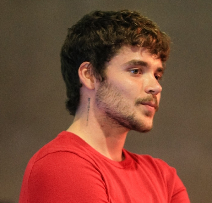 Após anunciar turnê, João Lucas debocha de pergunta de internauta: <i>Minha profissão mesmo é ser marido da Sasha</i>