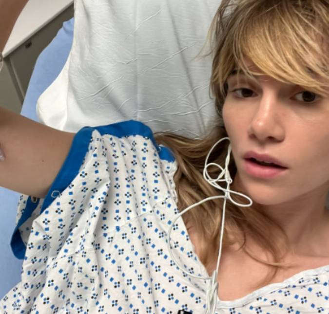 Suki Waterhouse mostra foto no hospital e revela hérnia causada por calças justas