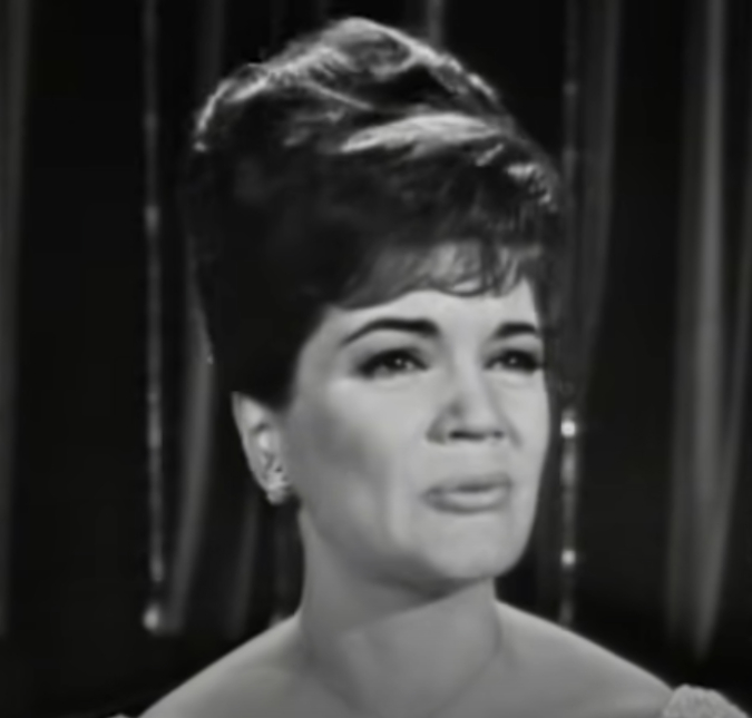 Connie Francis, do sucesso <i>Pretty Little Baby</i>, morre aos 87 anos de idade. Veja quem são os famosos que nos deixaram em 2025