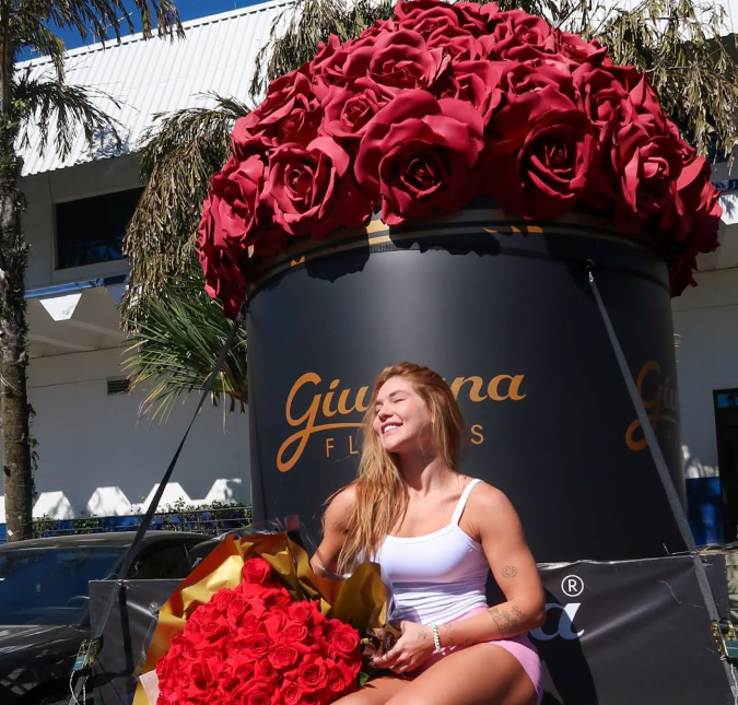 Virginia Fonseca ganha buquê de flores gigante e Felipe Amorim dispara: <I>Só um presentinho de agradecimento</i>