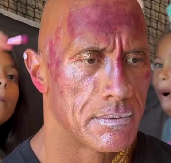 Alerta paizão! The Rock compartilha momento sendo maquiado pelas filhas