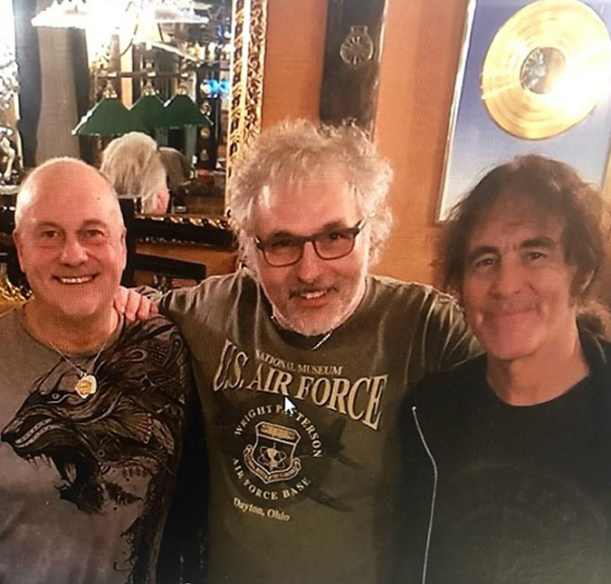 Paul Mario Day, primeiro vocalista do <i>Iron Maiden</i>, morre aos 69 anos de idade. Veja quem são os famosos que nos deixaram em 2025