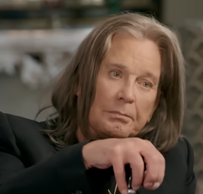 Viúva de Ozzy Osbourne se emociona durante cortejo e recebe apoio dos filhos