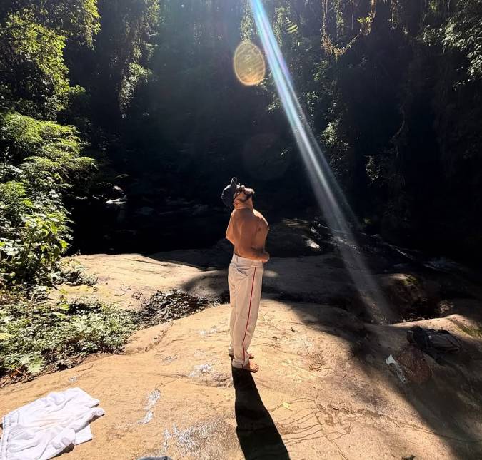Gominho faz <i>post</i> enigmático em cachoeira após morte de Preta Gil: <i>Senti o perfume dela</i>